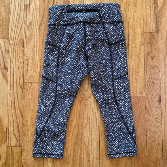 Lululemon sz 2 Speed Tight V Black and White Patterned Leggings crop great cond - Picture 3 of 5